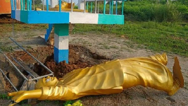 ysr statue demolished in srikakulam district ysr statue demolished in srikakulam district