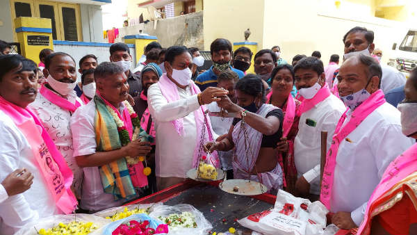 పూలు అమ్మిన మంత్రి ఎర్రబెల్లి..