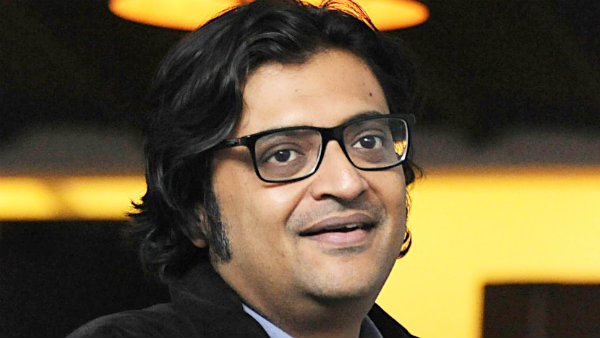 అర్నబ్ ఇంట్లో పోలీసుల రామాయణం