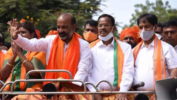 పీవీ, ఎన్టీఆర్ ఘాట్లకు నివాళి నివాళి..