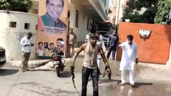 supporting bandi sanjay, a Man tries to immolate self in front of BJP office in Hyderabad supporting bandi sanjay, a Man tries to immolate self in front of BJP office in Hyderabad