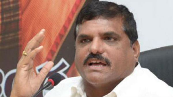 ట్రాక్టర్ ఎక్కి ఫోటోలకు ఫోజులు ఇవ్వటం కాదని ఫైర్ .. చంద్రబాబుపై కూడా మండిపాటు