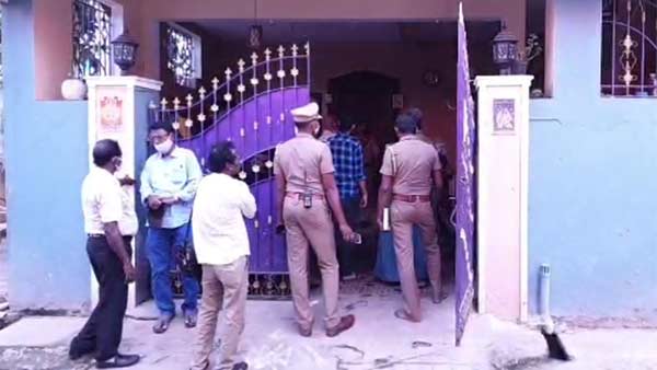 కొడుకు వచ్చిచూస్తే షాక్