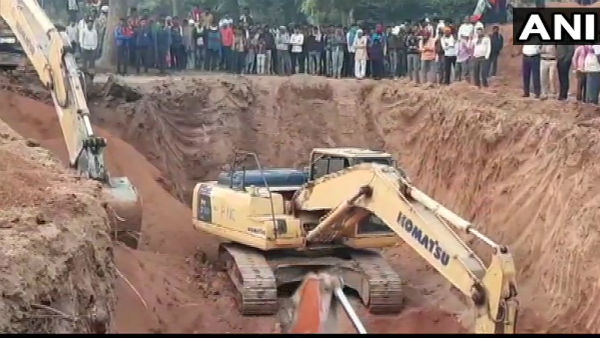 Madhya Pradesh: Rescue operations continue to save a 3-year old boy who fell into an borewell Madhya Pradesh: Rescue operations continue to save a 3-year old boy who fell into an borewell
