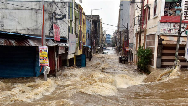 ఎన్నికల కోడ్ అమల్లో ఉన్న కారణంగా వరద సాయం ఆపెయ్యాలని ఈసీ ఆదేశం