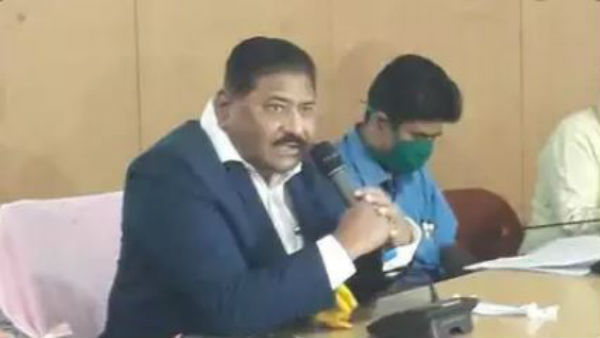 గ్రేటర్ లో వరద సహాయం కోసం మీసేవా కేంద్రాల వద్ద క్యూ