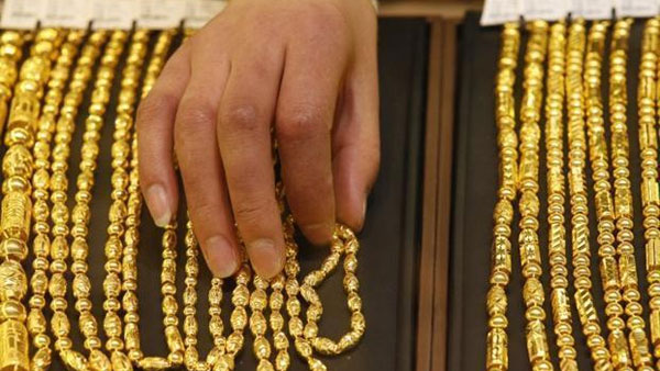 పోటుగాడు నెక్లెస్ తీసుకుని వెళ్లాడు