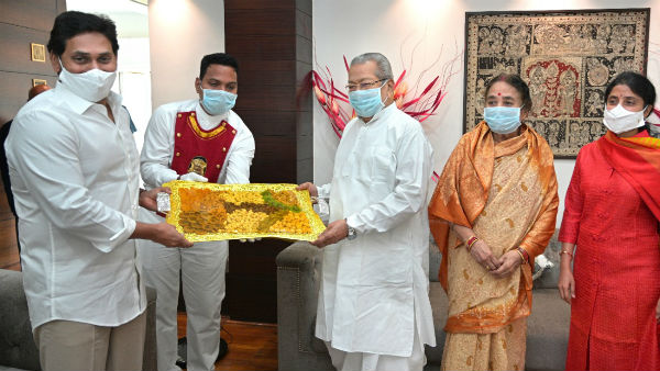cm jagan met governor harichandan with his wife, dicuss key issues after diwali greetings cm jagan met governor harichandan with his wife, dicuss key issues after diwali greetings