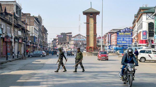 Centre Issues Notice to Twitter for Showing Leh as Part of Jammu & Kashmir Instead of Ladakh Union Territory Centre Issues Notice to Twitter for Showing Leh as Part of Jammu & Kashmir Instead of Ladakh Union Territory
