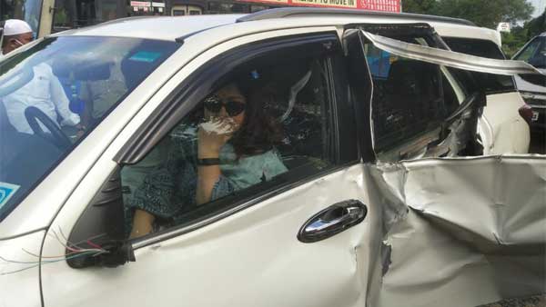Tamil Nadu BJP leader and actress Khushbu met with an accident near Melmaruvathur Tamil Nadu BJP leader and actress Khushbu met with an accident near Melmaruvathur
