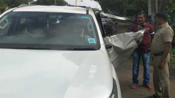 Tamil Nadu BJP leader and actress Khushbu met with an accident near Melmaruvathur Tamil Nadu BJP leader and actress Khushbu met with an accident near Melmaruvathur