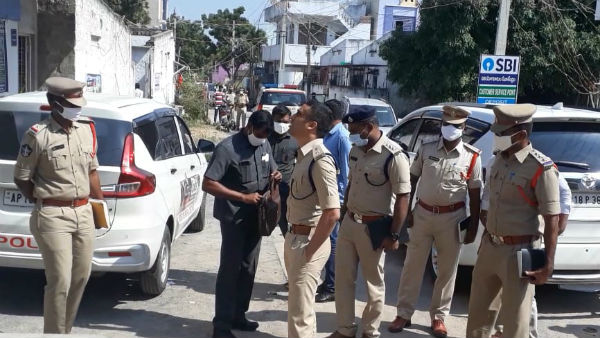 Rs.90 lakhs robbed in state bank nadikudi branch in guntur district Rs.90 lakhs robbed in state bank nadikudi branch in guntur district