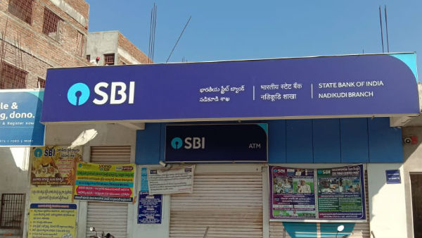 Rs.90 lakhs robbed in state bank nadikudi branch in guntur district Rs.90 lakhs robbed in state bank nadikudi branch in guntur district