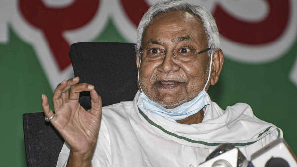 ప్రతిపక్షాలకు ఆయుధంగా, పెద్ద వివాదంగా మారిన విద్యామంత్రి నియామకం