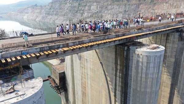 దుమారం చెలరేగుతుండగా..