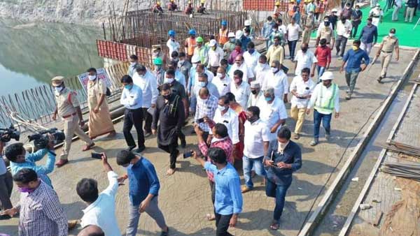 ప్రాజెక్టు వద్ద 100 అడుగుల వైఎస్సార్ విగ్రహం..