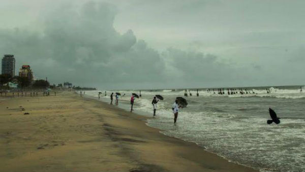 సముద్రం నుండి బంగారం కొట్టుకువస్తుందని చెప్పిన మహిళ .. మొదలైన వేలంవెర్రి