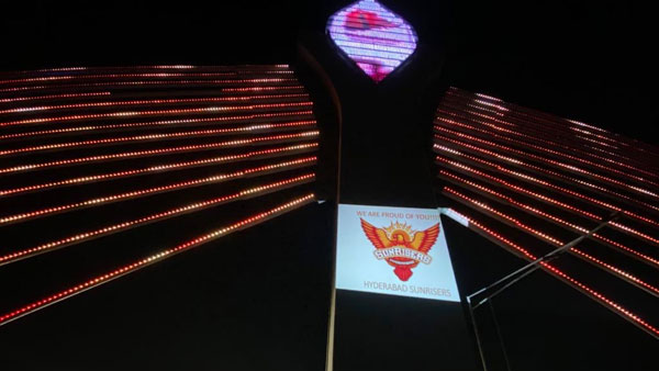 కేబుల్ వంతెనపై SRH లోగో..