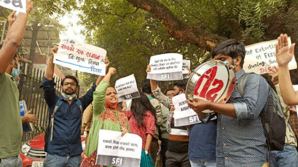 అప్పుల వాళ్ళ ఇబ్బంది , హాస్టల్ ఖాళీ చెయ్యటానికి వెళ్లేందుకు కూడా డబ్బులు లేక