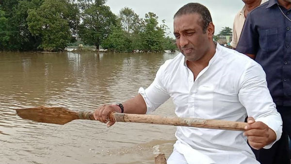 ap minister goutham reddy drove the boat to visit nellore flooding areas ap minister goutham reddy drove the boat to visit nellore flooding areas