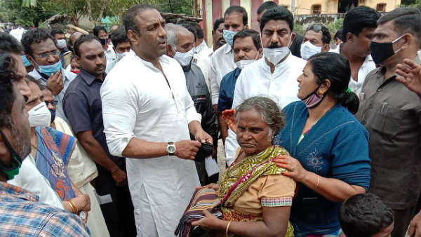 ap minister goutham reddy drove the boat to visit nellore flooding areas ap minister goutham reddy drove the boat to visit nellore flooding areas