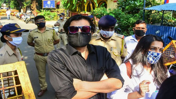 సోషల్ మీడియా ఎఫెక్ట్ తో జైలుకు షిఫ్ట్