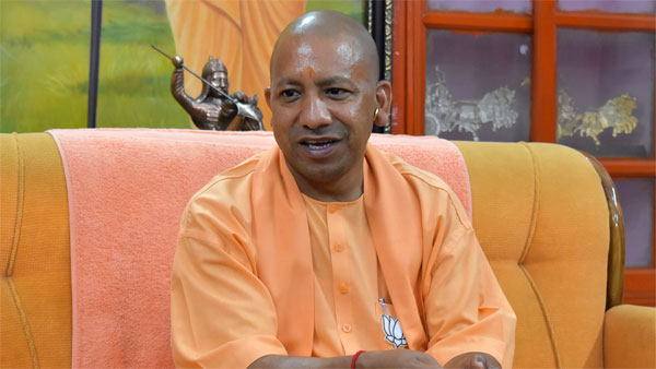 Yogi Adityanath, Uttarakhand CM Rawat stuck at Kedarnath for 8 hours due to snowfall Yogi Adityanath, Uttarakhand CM Rawat stuck at Kedarnath for 8 hours due to snowfall