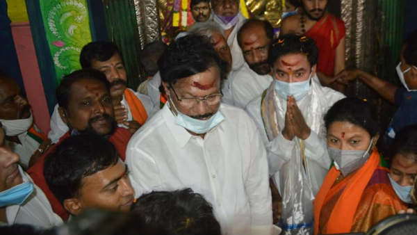 సీఎం కేసీఆర్ మాత్రం ఒక్క రూపాయి కూడా ఇవ్వకుండా వరంగల్ నగరాన్ని నిర్లక్ష్యం చేస్తున్నారని ఫైర్