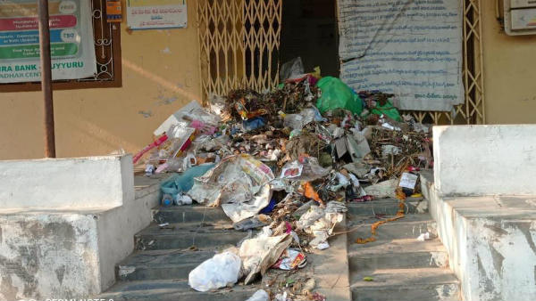 రుణాలు ఇవ్వని బ్యాంకుల ముందు చెత్త పోసి నిరసన