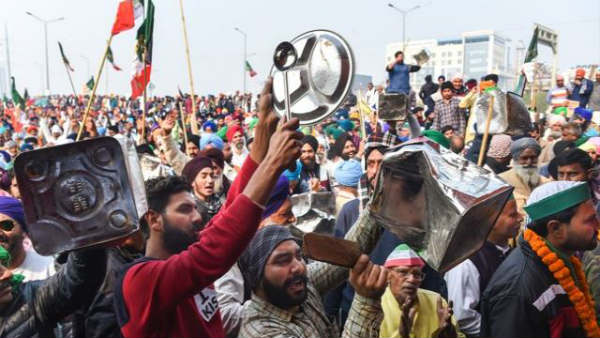Protesting farmers beat thaalis during PM Modi’s Mann Ki Baat address Protesting farmers beat thaalis during PM Modi’s Mann Ki Baat address