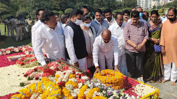 హోర్డింగులు పెట్టి డబ్బులు దొబ్బారు..
