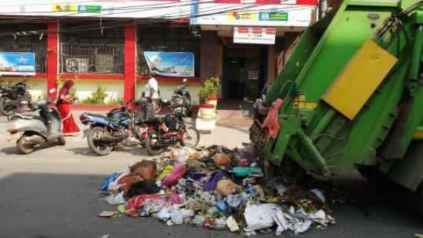 బ్యాంకుల ముందు చెత్త పోయటంపై కలెక్టర్ సీరియస్ .. చెత్త తొలగించాలని ఆదేశం