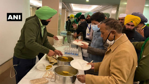 Government-farmers meeting: Ministers join union leaders to share langar food Government-farmers meeting: Ministers join union leaders to share langar food