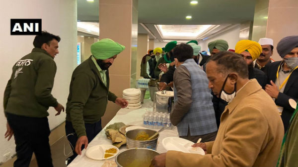 Government-farmers meeting: Ministers join union leaders to share langar food Government-farmers meeting: Ministers join union leaders to share langar food