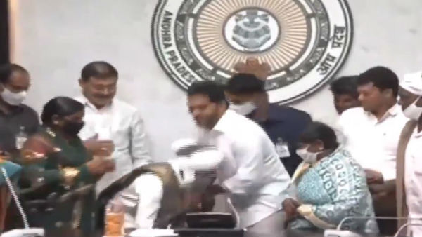 45 సంవత్సరాల నుండి 60 సంవత్సరాల లోపు మహిళలకు గొర్రెలు , మేకల యూనిట్లు పంపిణీ
