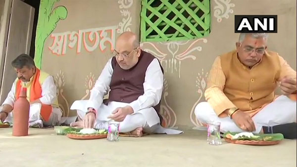 Amit Shah, Vijayvargiya and other BJP leaders have lunch at Bengal farmers house Amit Shah, Vijayvargiya and other BJP leaders have lunch at Bengal farmers house