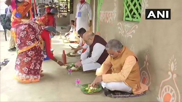 Amit Shah, Vijayvargiya and other BJP leaders have lunch at Bengal farmers house Amit Shah, Vijayvargiya and other BJP leaders have lunch at Bengal farmers house