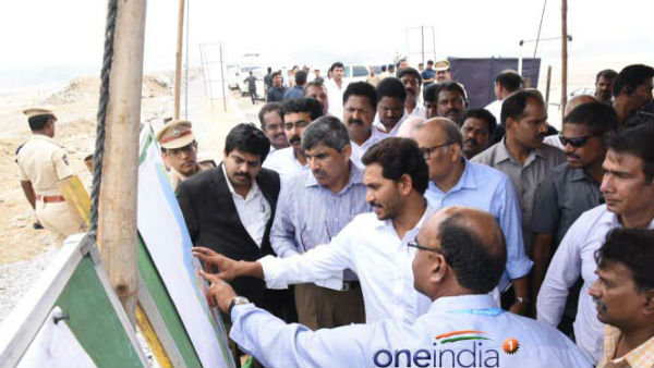పోలవరం నిర్మాణ పనులను పరిశీలించిన సీఎం జగన్ .. అధికారులతో సమీక్ష