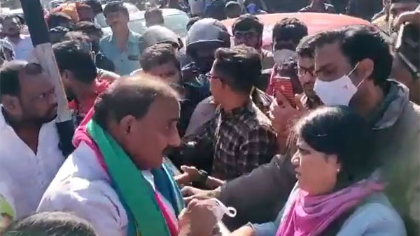 ట్రాఫిక్ను అడ్డుకున్న అరికెపూడి గాంధీ