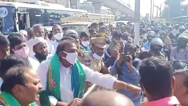 బంద్ గురించి ప్రశ్నించిన మరొకరిని తోసేసిన ఎమ్మెల్యే..