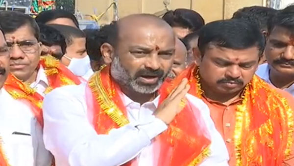 భాగ్యలక్ష్మి అమ్మవారి ఆలయం వద్ద