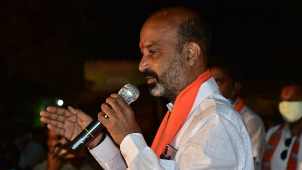 మతాన్ని బూచిగా చూపి కేసీఆర్ ప్రజలను భయపెట్టారు .. అధికారులు అంతా టీఆర్ఎస్ వైపే