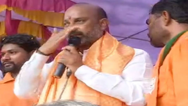 గోల్కొండ ఖిల్లాపై కాషాయ జెండా..