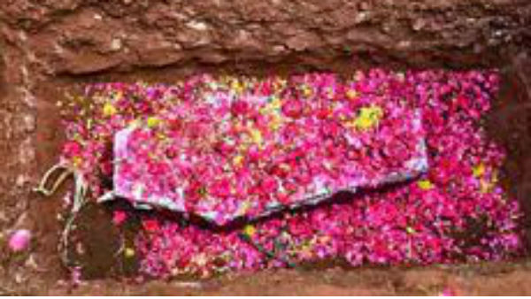 పాతిపెట్టేందుకు గొయ్యి సిద్ధం చేసి .. పాడెపై మోసుకెళ్తుండగా లేచి కూర్చున్న వ్యక్తి