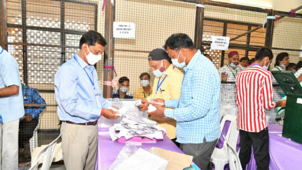 పోలైన ఓట్లకు బ్యాలెట్ బాక్సుల్లో ఓట్లకు తేడా