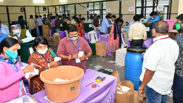 మౌలాలీ డివిజన్ లో లెక్కింపు నిలిపివేత