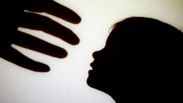 పోలీసు అధికారులు. బీజేపీ లీడర్ ?
