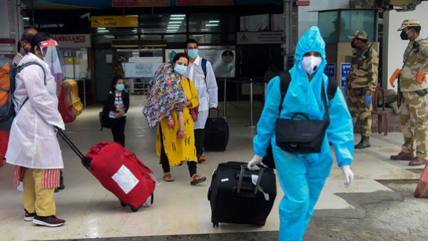 మళ్లీ తెరమీదకు పోస్టర్లు, బ్యారికేడ్లు