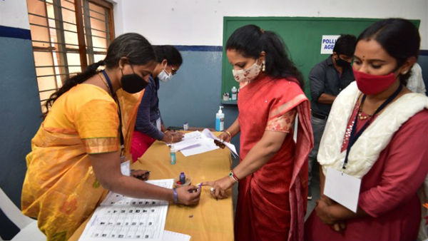 రెండు చోట్ల ఓటు హక్కు అంటూ కేంద్ర ఎన్నికల సంఘానికి కవితపై ఫిర్యాదు