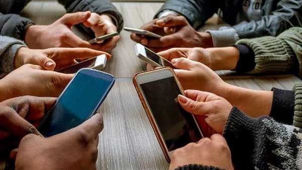 పబ్లిక్ టాయిలెట్ గోడలపై...